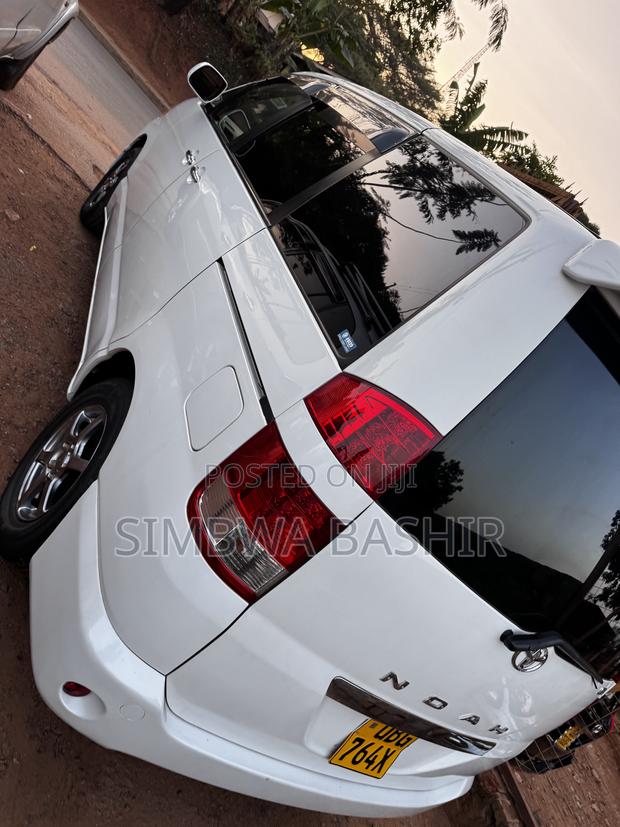 Toyota Noah 2005 White