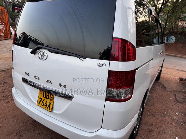 Toyota Noah 2005 White