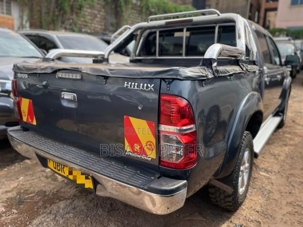 Toyota Hilux 2012 Gray