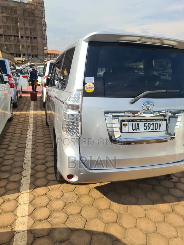 Toyota Noah 2011 Silver