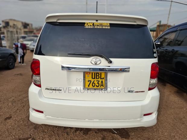 Toyota Corolla Rumion 2009 White