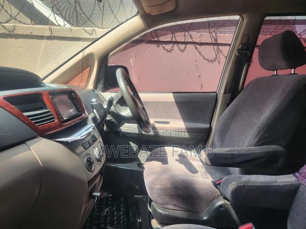 Toyota Noah 2004 White