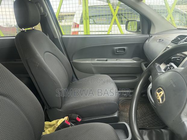 Toyota Passo 2006 Yellow