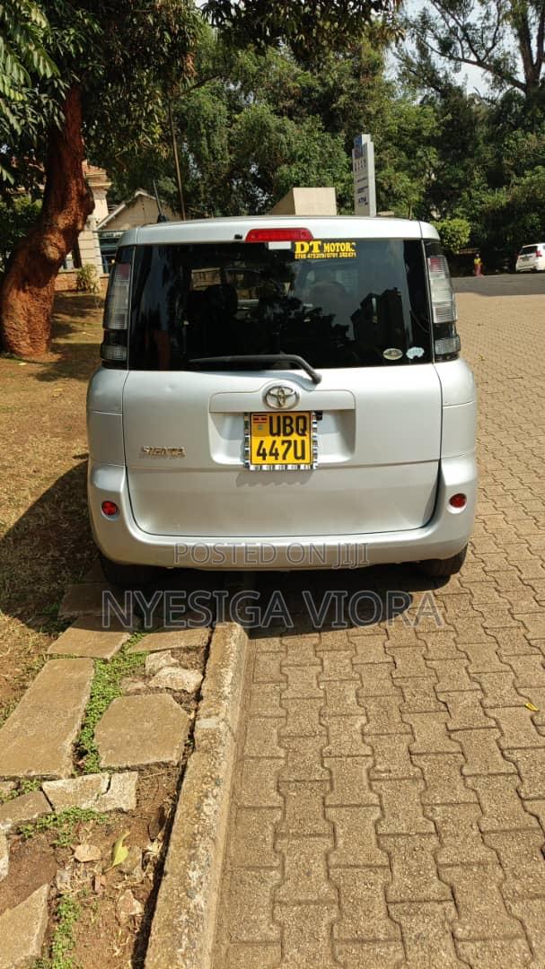 Toyota Sienta 2011 Silver