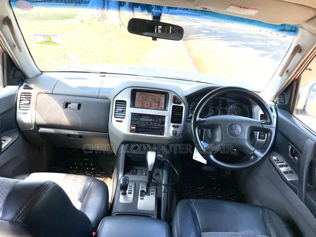 Mitsubishi Pajero 2010 Silver