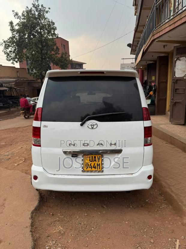 Toyota Noah 2005 Maroon