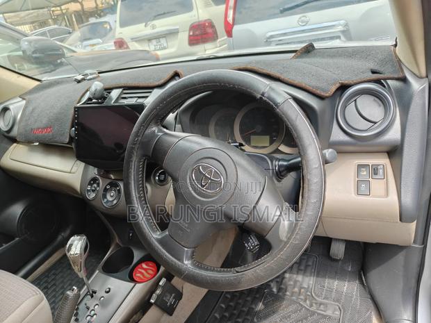 Toyota Vanguard 2011 Silver