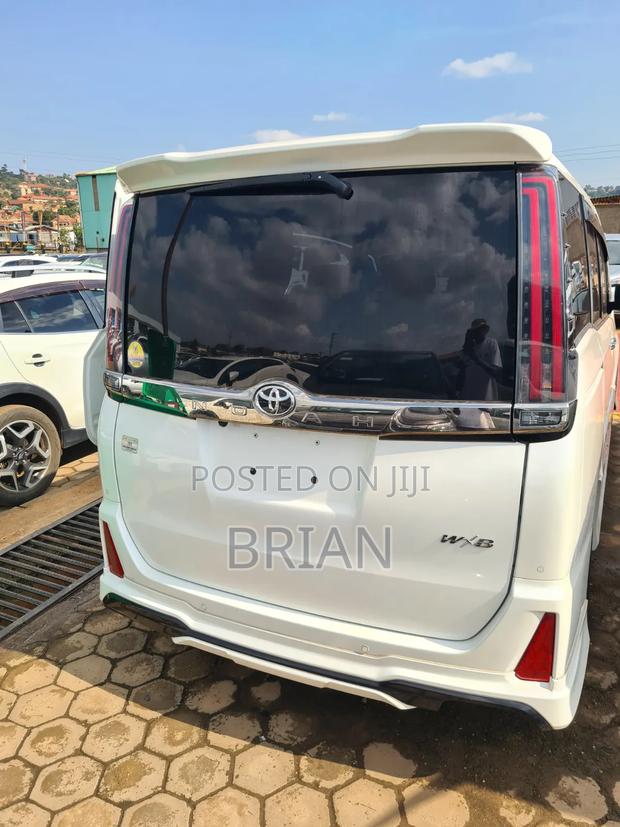 Toyota Noah 2020 White