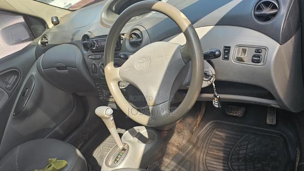 Toyota Vitz 2004 Silver