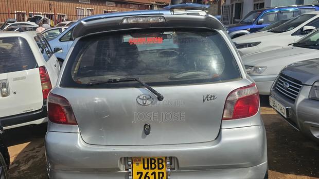 Toyota Vitz 2004 Silver