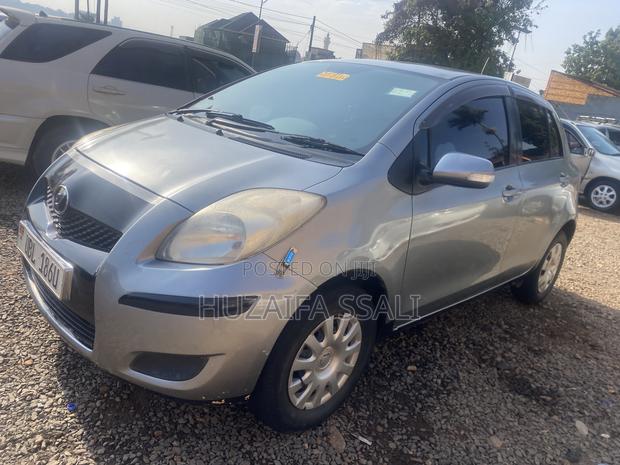 Toyota Vitz 2010 Silver