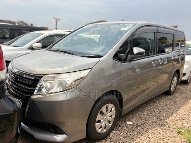 Toyota Noah 2.0 FWD (7 Seater) 2015 Silver
