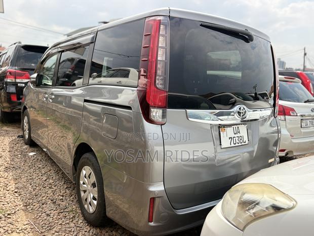 Toyota Noah 2.0 FWD (7 Seater) 2015 Silver