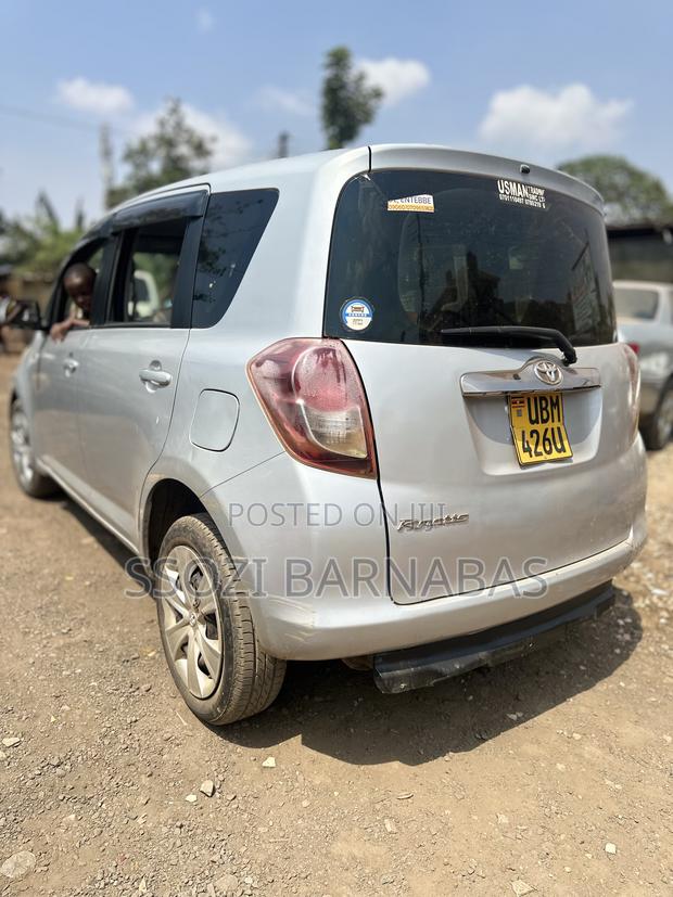 Toyota Ractis 2009 Silver