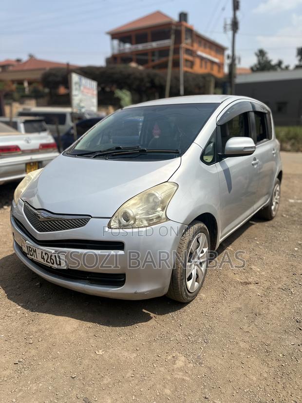Toyota Ractis 2009 Silver