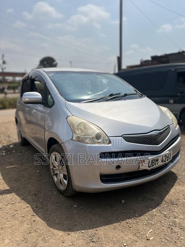 Toyota Ractis 2009 Silver