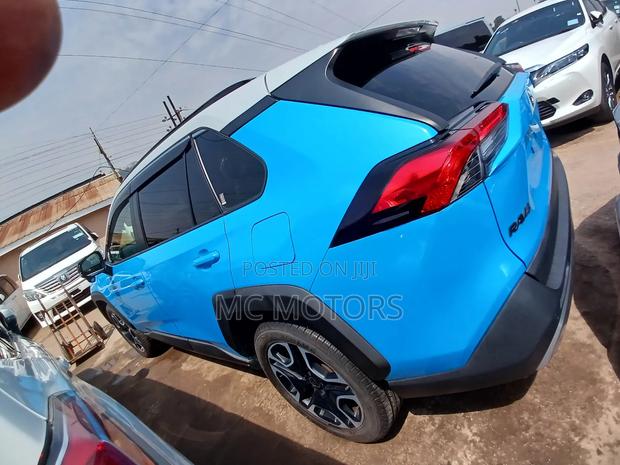 Toyota RAV4 2021 Blue