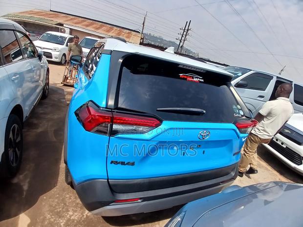 Toyota RAV4 2021 Blue