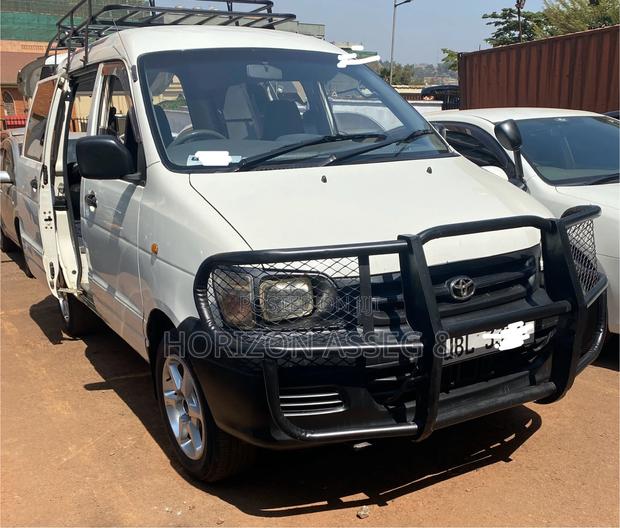 Toyota Noah 2.0 AWD (8 Seater) 2001 White