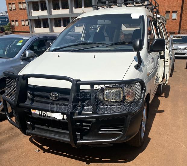 Toyota Noah 2.0 AWD (8 Seater) 2001 White