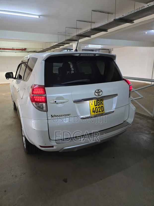 Toyota Vanguard 2012 White