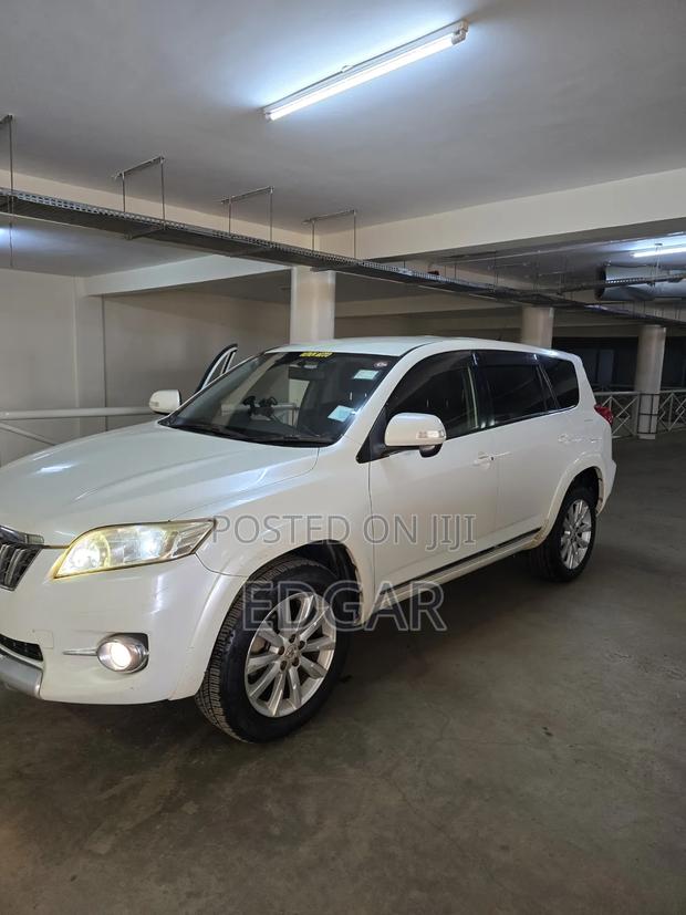 Toyota Vanguard 2012 White