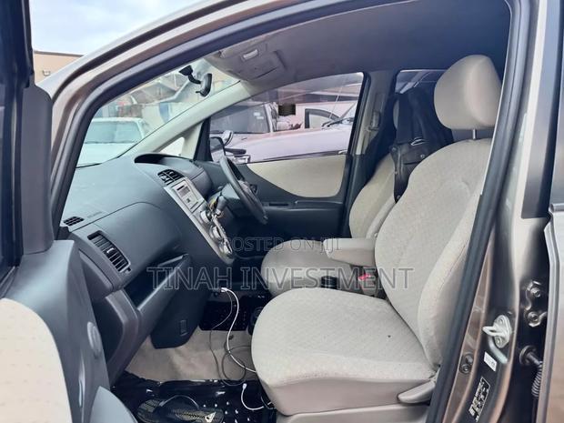 Toyota Ractis 2009 Gray