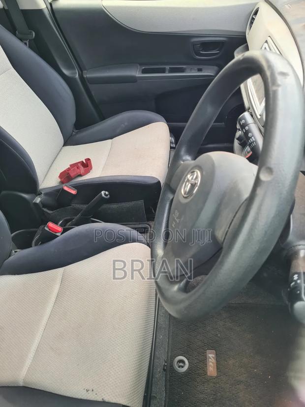 Toyota Vitz 2011 Silver