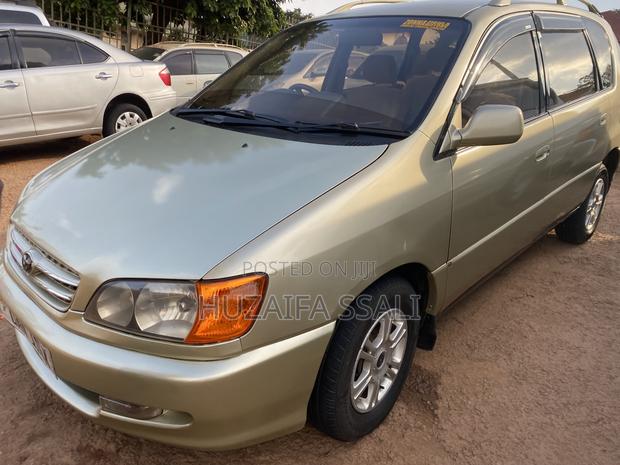 Toyota Ipsum 2008 Yellow