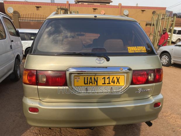Toyota Ipsum 2008 Yellow