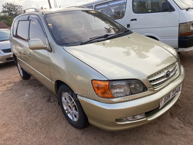 Toyota Ipsum 2008 Yellow