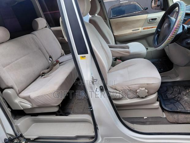 Toyota Noah 2006 Pearl