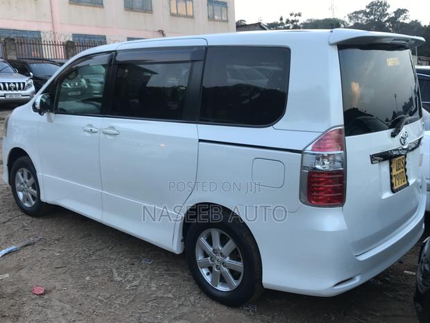 Toyota Noah 2009 White