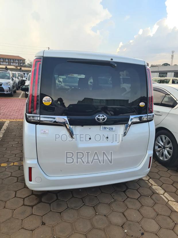 Toyota Noah 2017 White