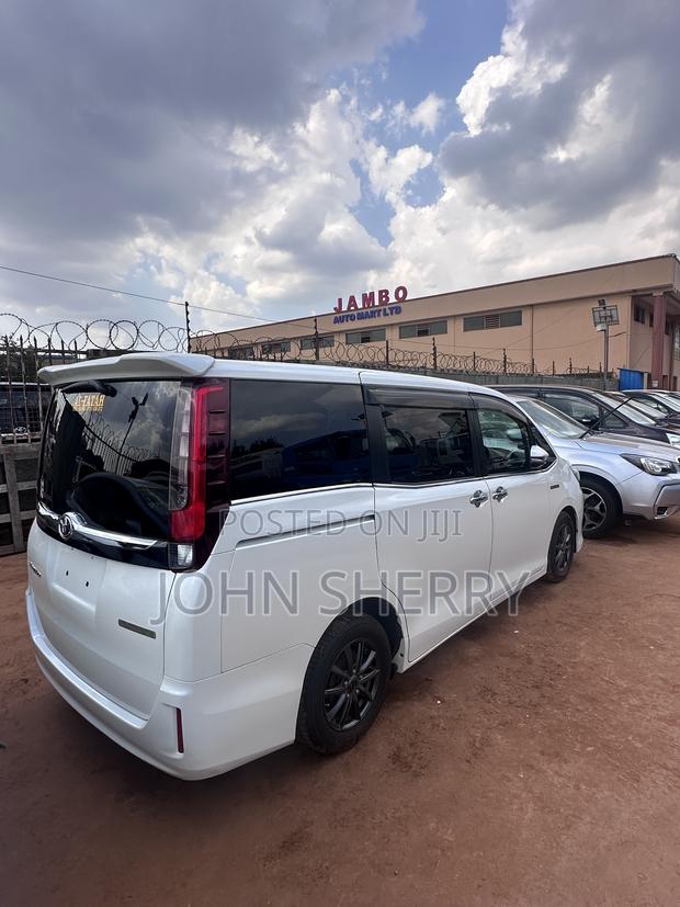 Toyota Noah 2.0 FWD (7 Seater) 2015 White