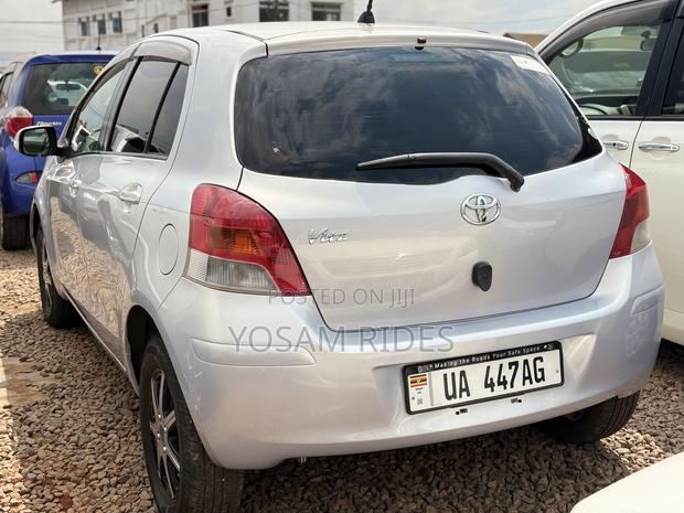 Toyota Vitz 1.3 FWD 5dr 2010 Silver
