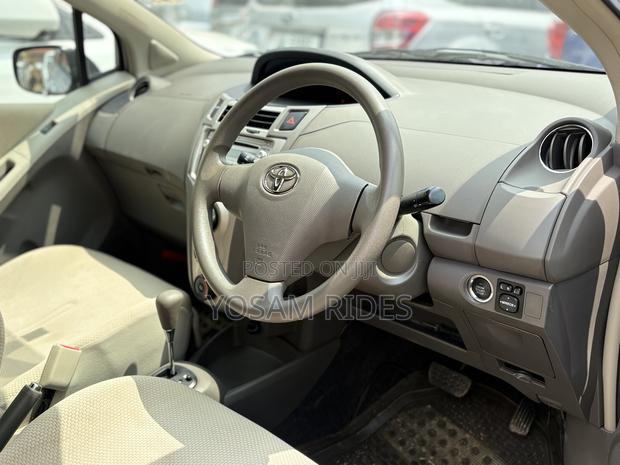 Toyota Vitz 1.3 FWD 5dr 2010 Silver