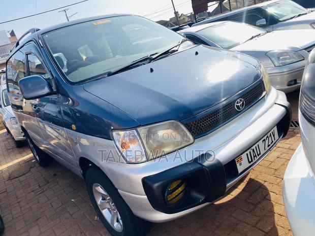 Toyota Noah 2001