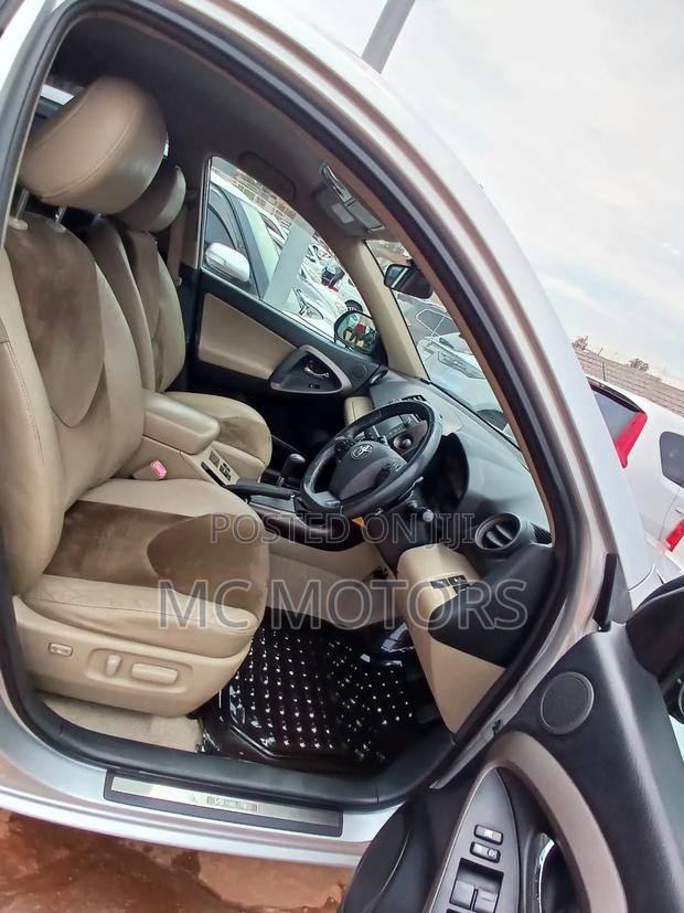 Toyota Vanguard 2011 Silver