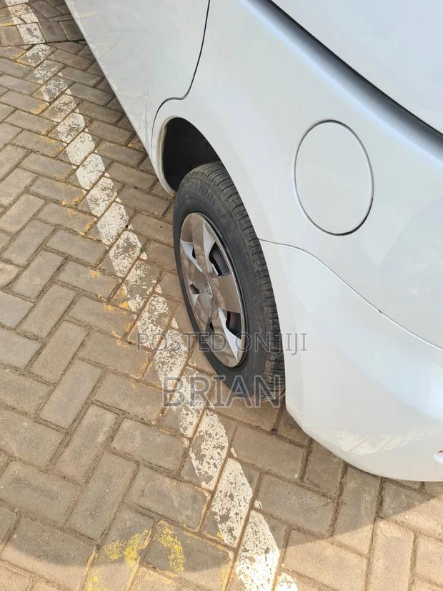 Toyota Sienta 2013 Silver