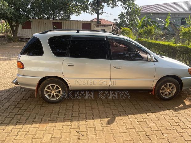 Toyota Ipsum 2000 Silver