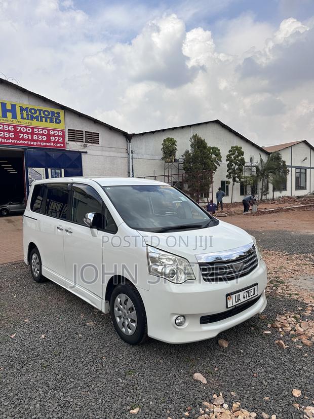 Toyota Noah 2.0 143hp FWD (7 Seater) 2011 White