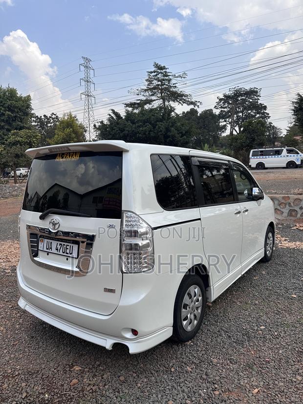 Toyota Noah 2.0 143hp FWD (7 Seater) 2011 White