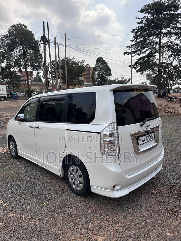 Toyota Noah 2.0 143hp FWD (7 Seater) 2011 White