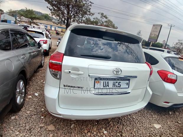 Toyota Vanguard 2011 White