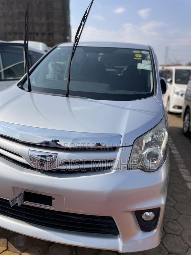 Toyota Noah 2.0 143hp AWD (8 Seater) 2013 Silver