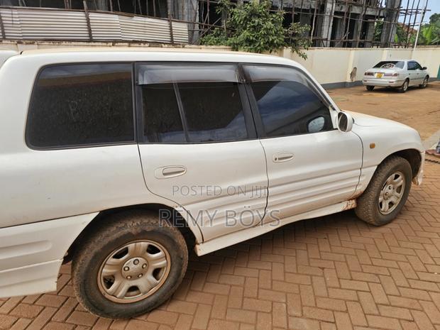 Toyota RAV4 Automatic 2000 White