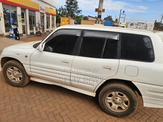 Toyota RAV4 Automatic 2000 White