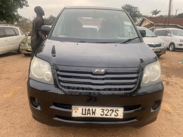 Toyota Noah 2010 Black