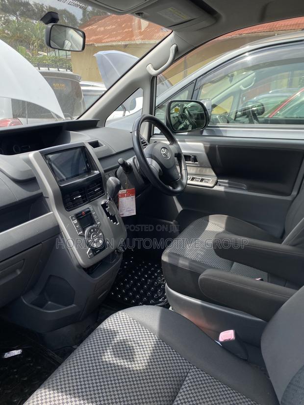 Toyota Noah 2.0 143hp FWD (7 Seater) 2010 White